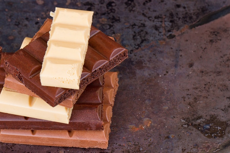 Quels sont les ingrédients nécessaires pour réaliser un entremet trois chocolat ?