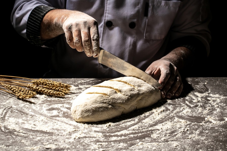 Quels sont les outils utilisés pour grigner le pain ?